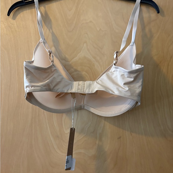 Skims Weightless Scoop Bra - Picture 2 of 3